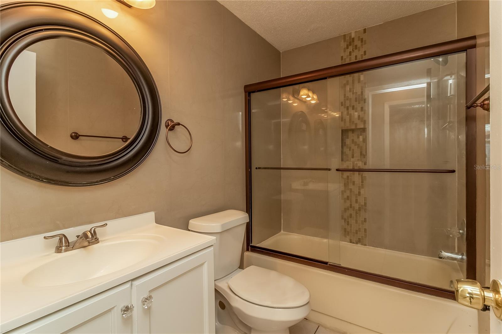 COUNTRY RUN UNIT 02 - Residential Lease