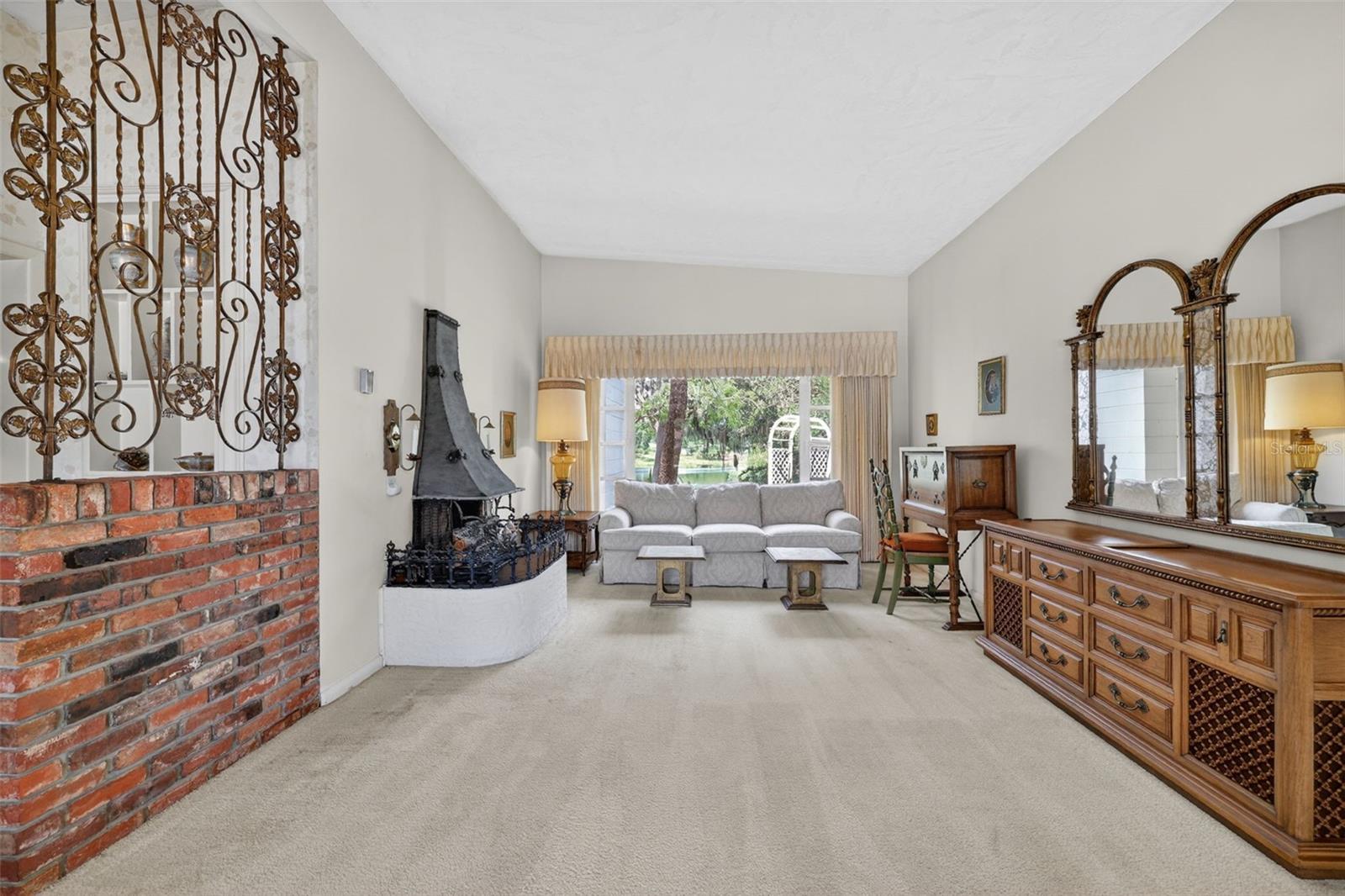 1509 W COUNTRY CLUB DRIVE