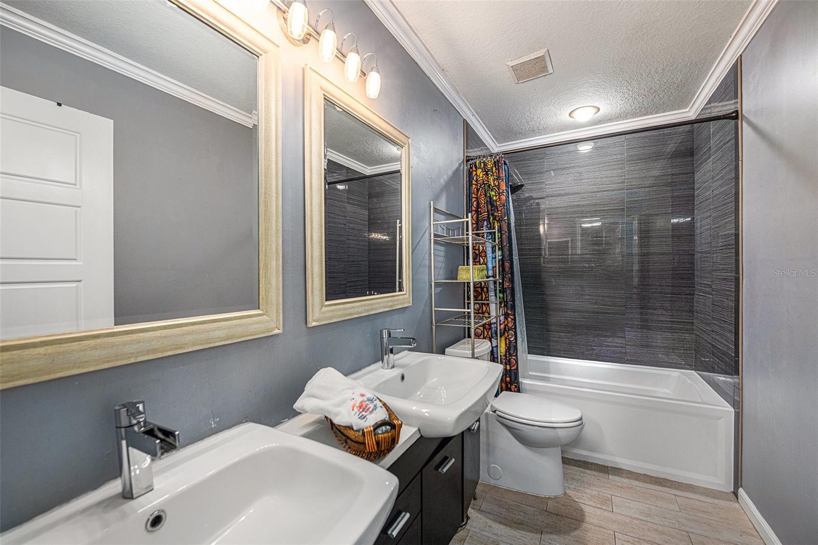 GLEN OAKS SOUTH - Residential