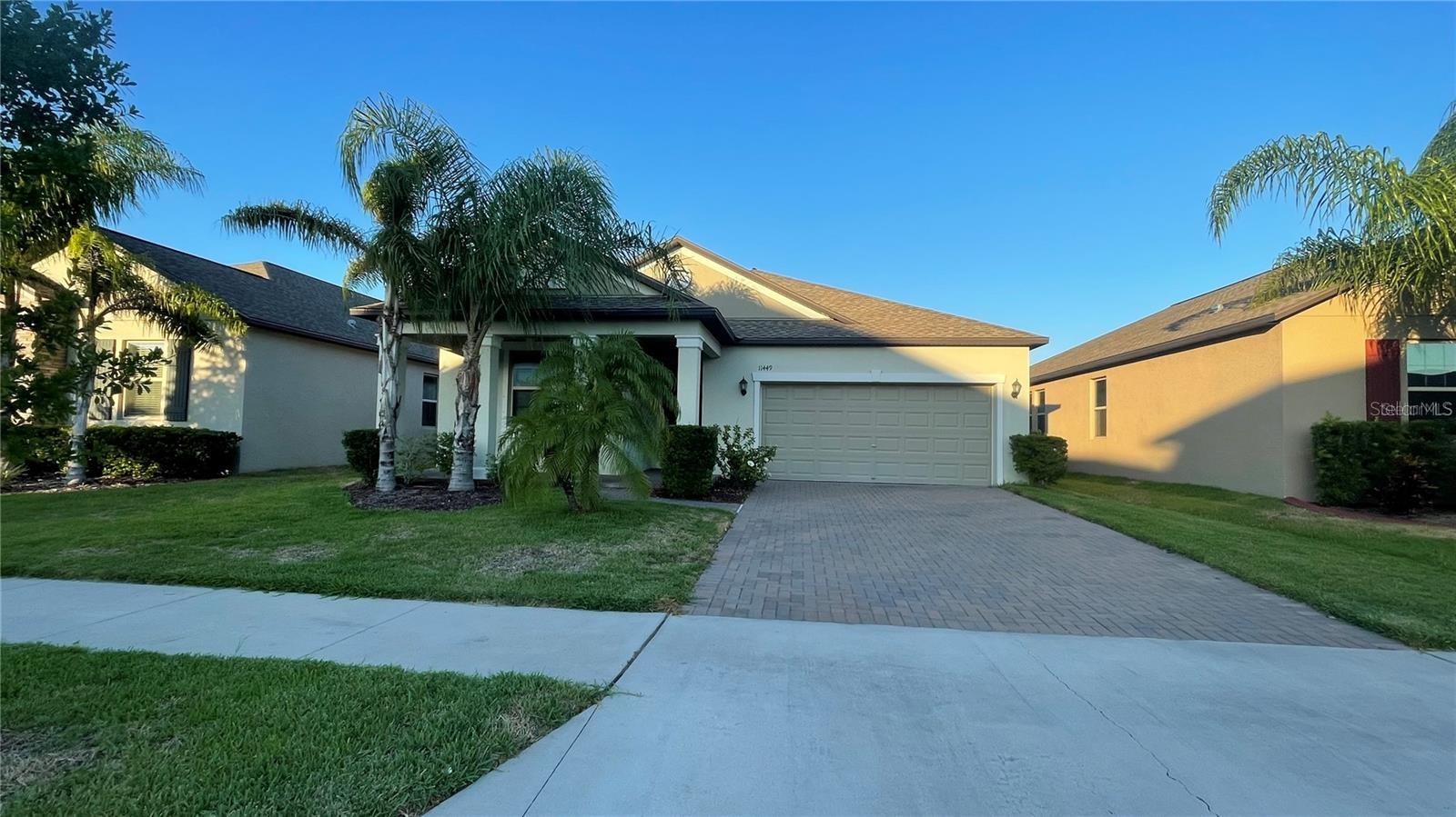 This gorgeous 3-bedroom home is ready for you to move in. Enjoy a large open kitchen with modern countertops and stainless appliances. Specious kitchen and living room makes this home perfect for entertainment. The master bedroom features a large walk-in closet. Close to I-75.