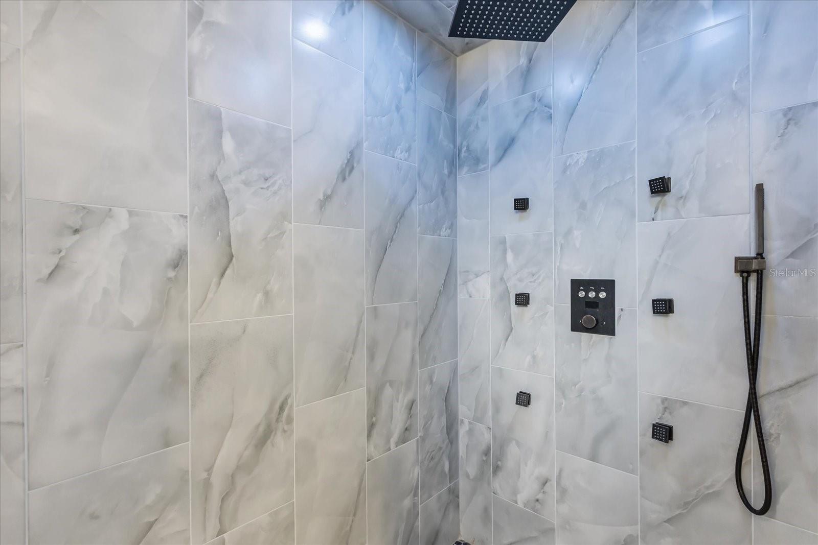 RIVER OAKS 01 CONDO - Residential