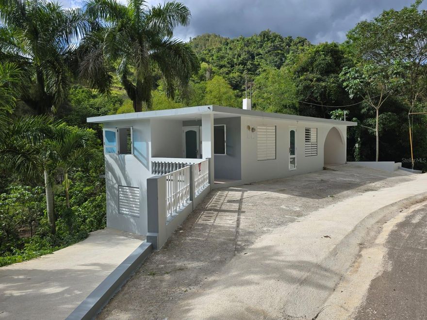 House for Sale in Bo. Antillana, Coamo 

Cozy home located in a quiet area of Bo. Antillana.
Features include:

2 spacious bedrooms

1 bathroom on the main floor

Additional bathroom on the lower level

Perfect for a small family or as an investment property.
Don’t miss this opportunity to own a home with great potential!