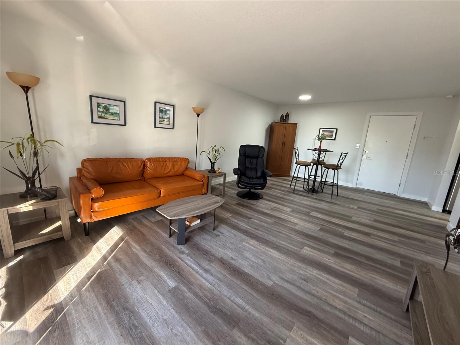 TOWN & COUNTRY MANOR - Residential