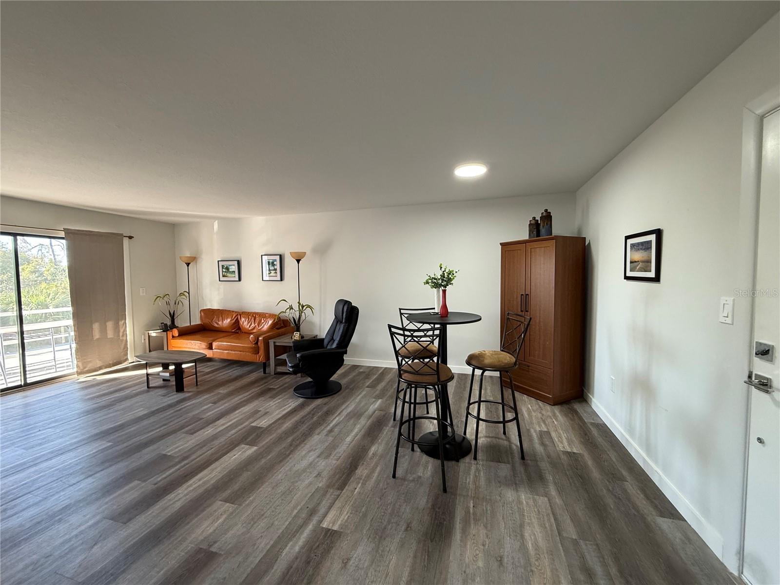 TOWN & COUNTRY MANOR - Residential