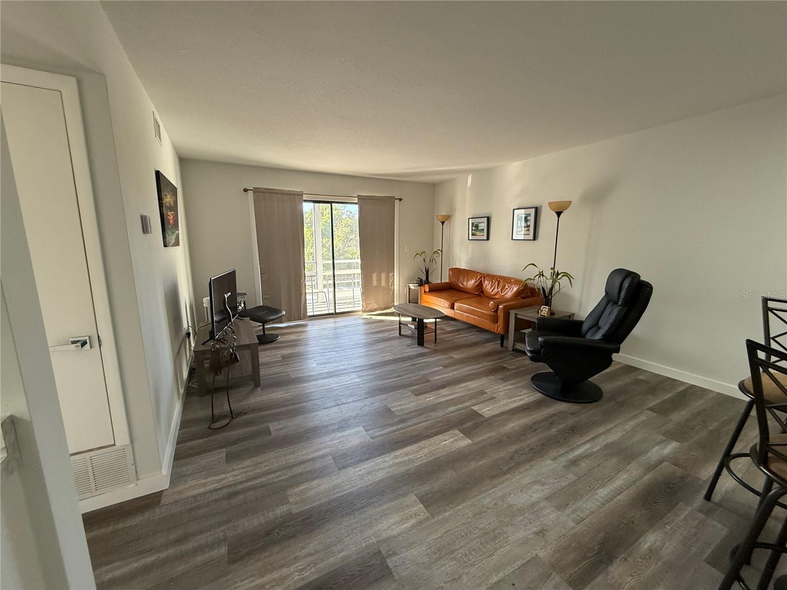 TOWN & COUNTRY MANOR - Residential