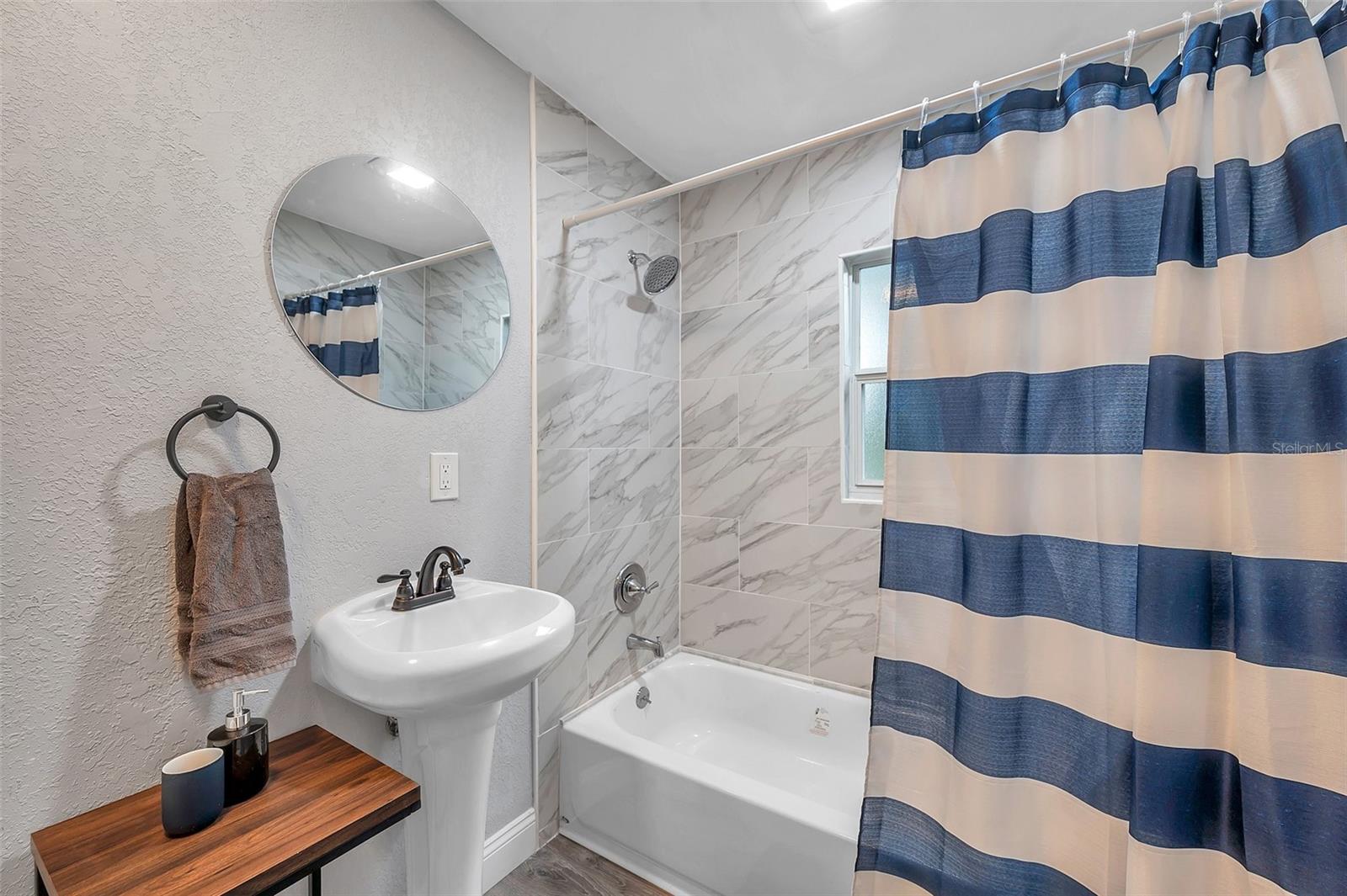 PINECREST PARK - Residential Income