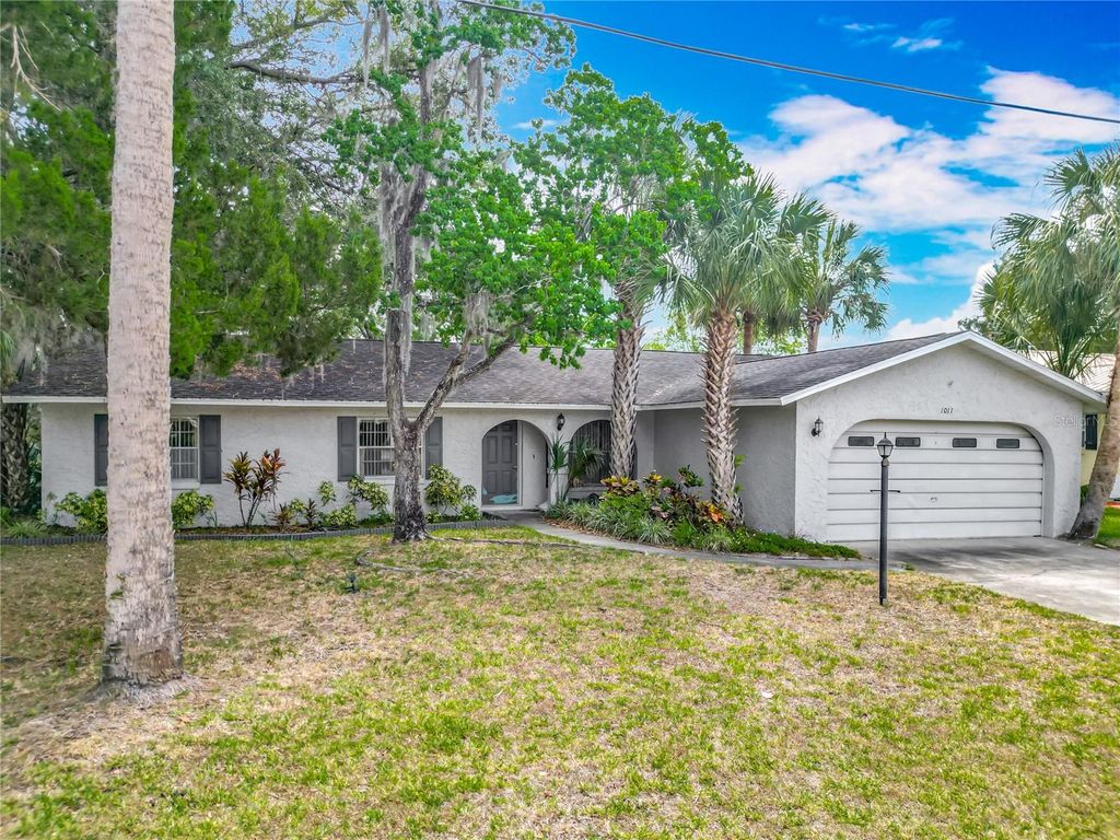 Photo of 1011 SE 4th Avenue, Crystal River, FL 34429 (MLS # TB8465560)