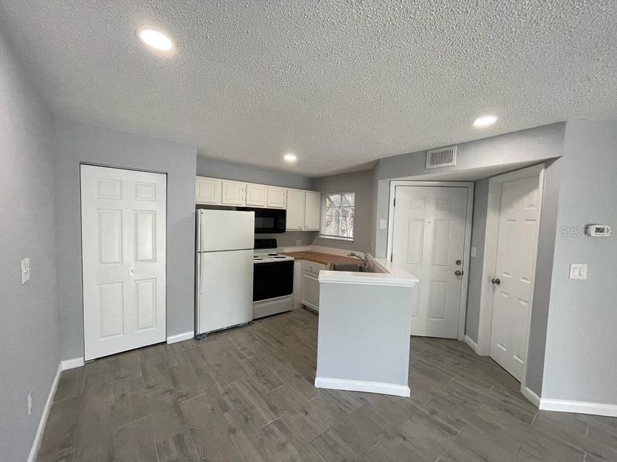 Great Opportunity to lease 1/1 condo with a functional open floor plan, spacious bedroom is ready for a new Tenant. swimming Great community with pool. First floor unit. Property is conveniently located within 2 miles from Millenia Mall, a short drive to Universal Studios, outlets, International Drive and I4.