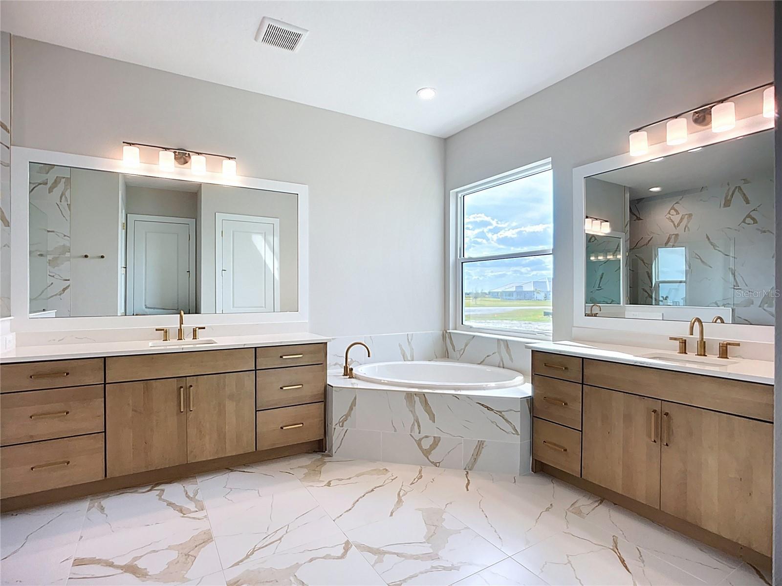 HAMPTON LAKES - Residential