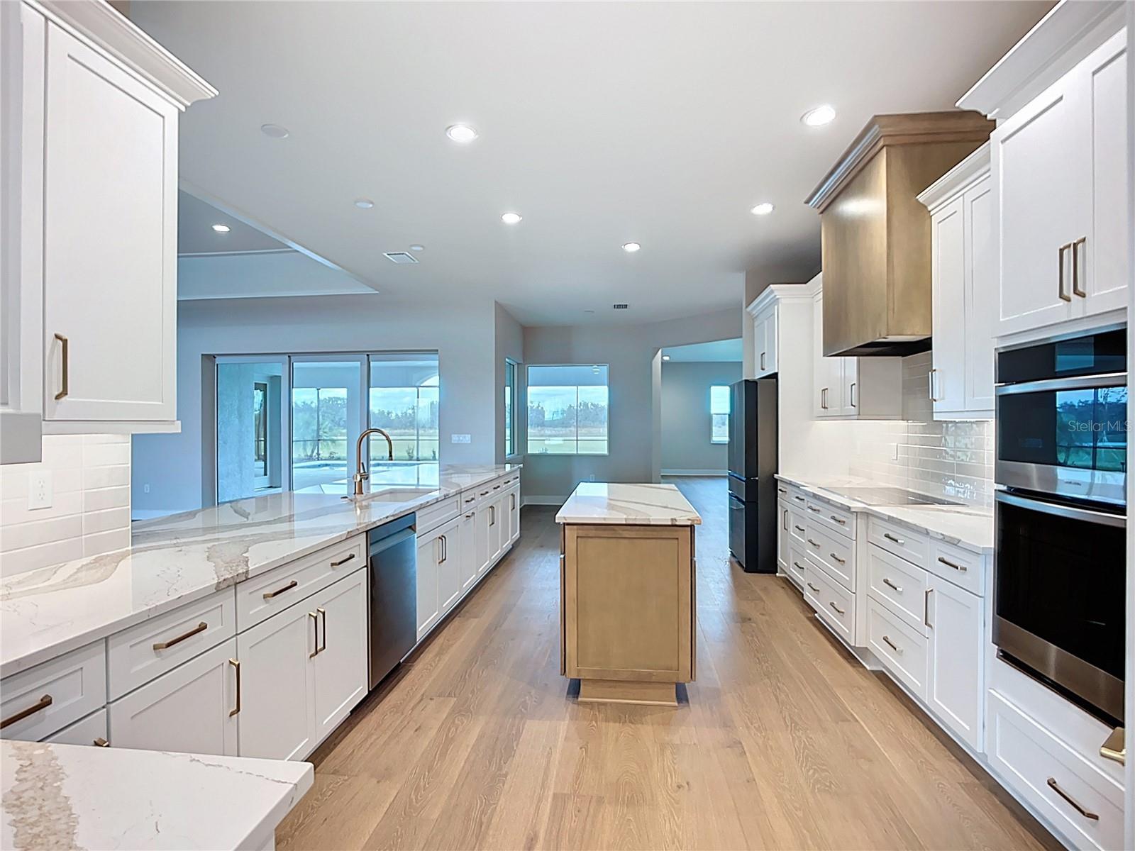 HAMPTON LAKES - Residential