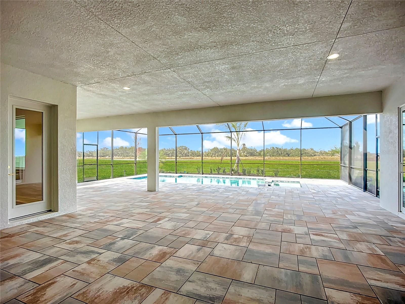 HAMPTON LAKES - Residential