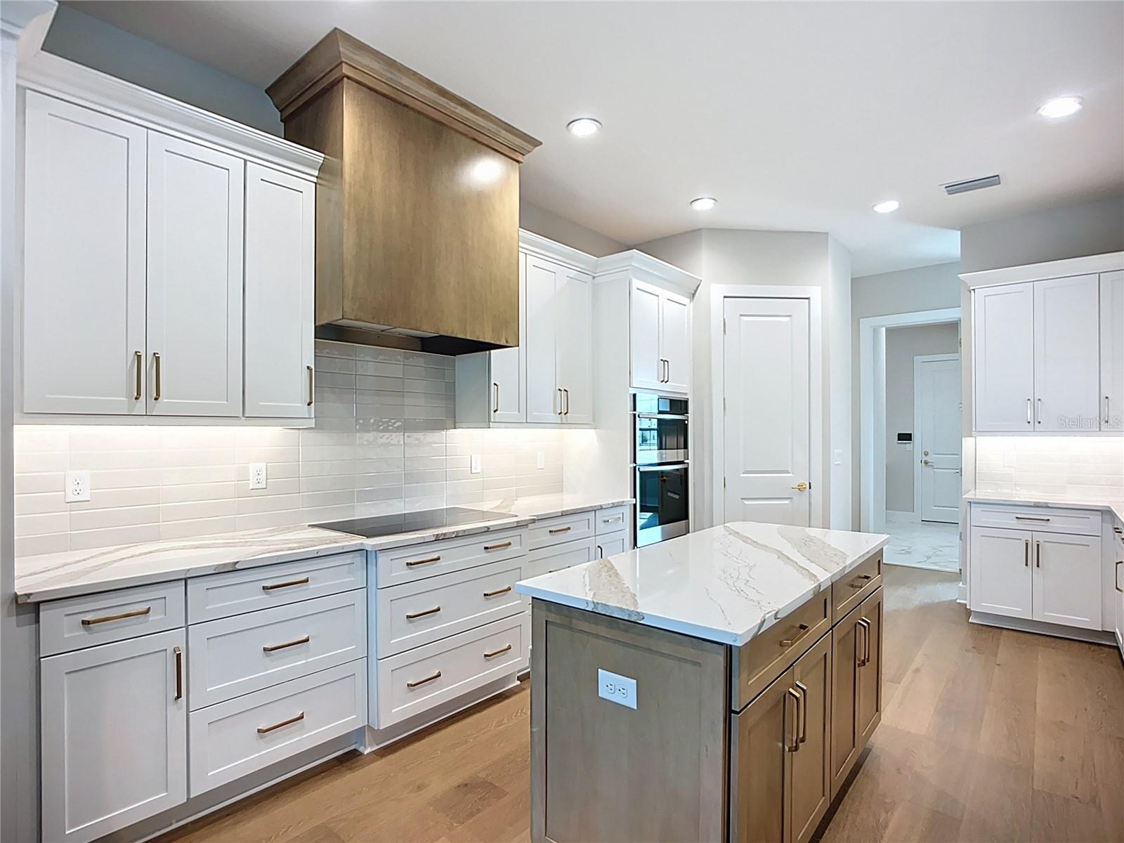 HAMPTON LAKES - Residential