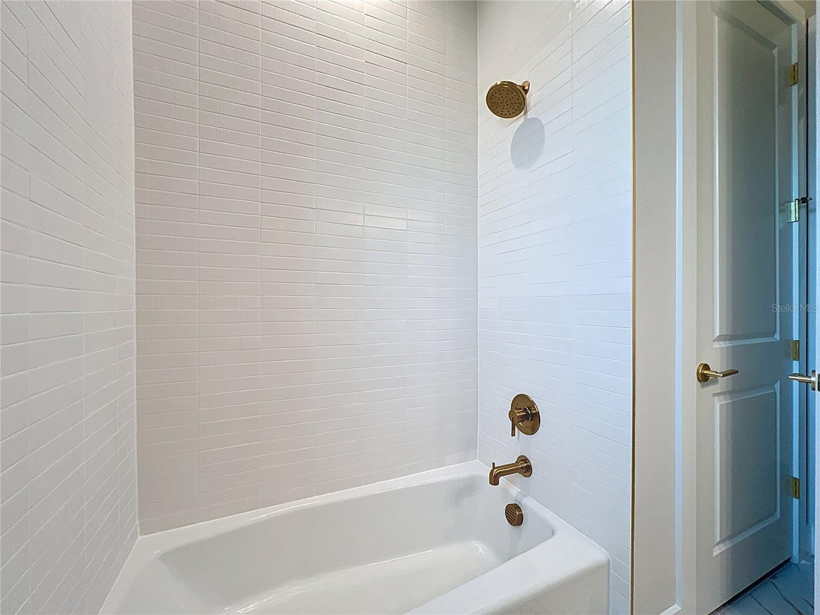 HAMPTON LAKES - Residential