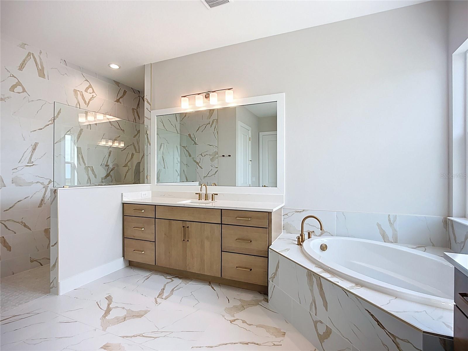 HAMPTON LAKES - Residential