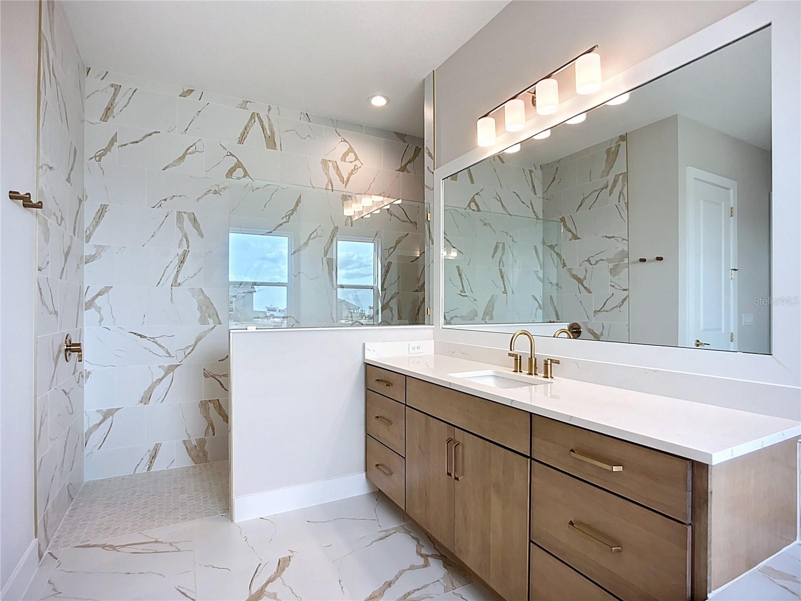 HAMPTON LAKES - Residential