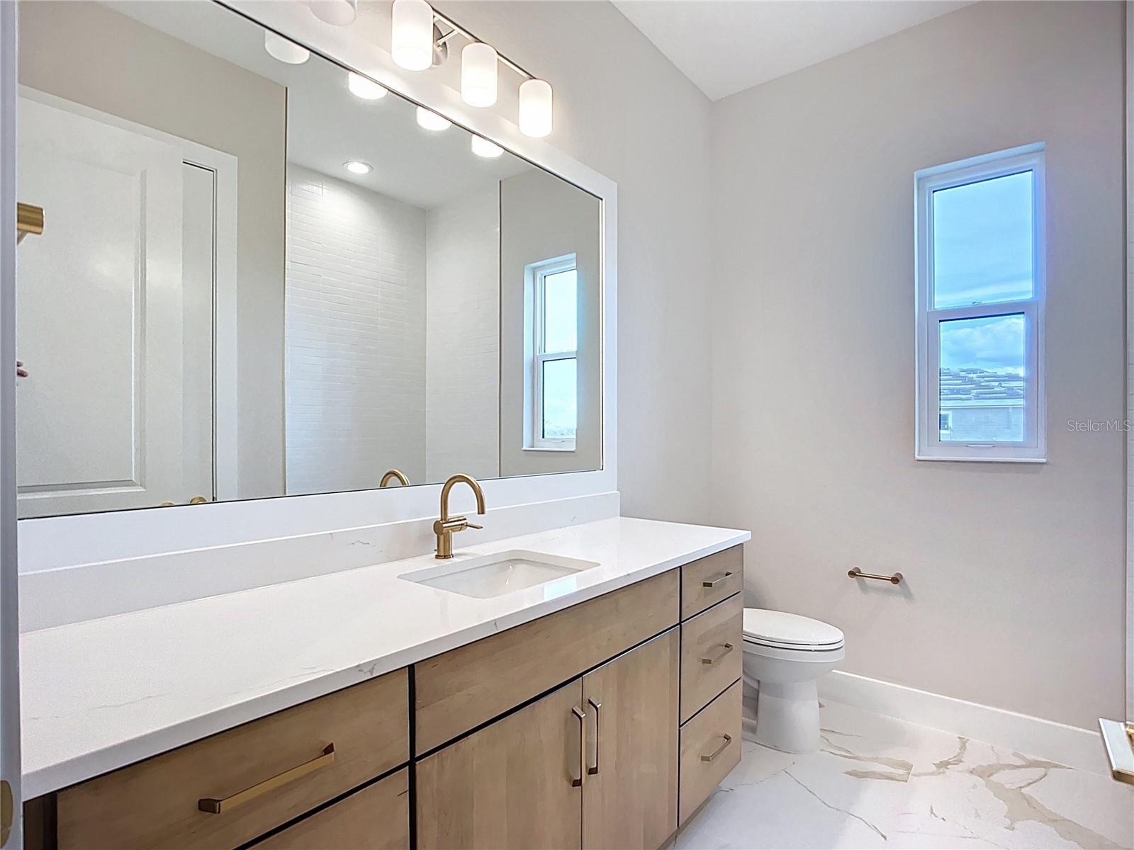 HAMPTON LAKES - Residential