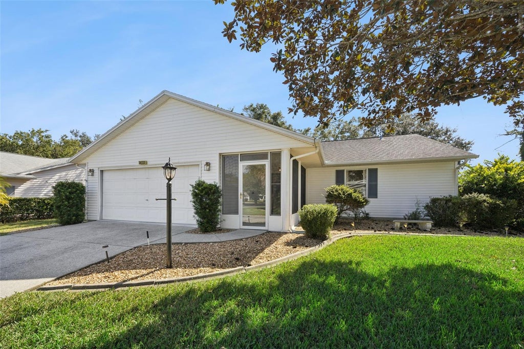 Photo of 26233 Newcombe Circle, Leesburg, FL 34748 (MLS # G5119344)