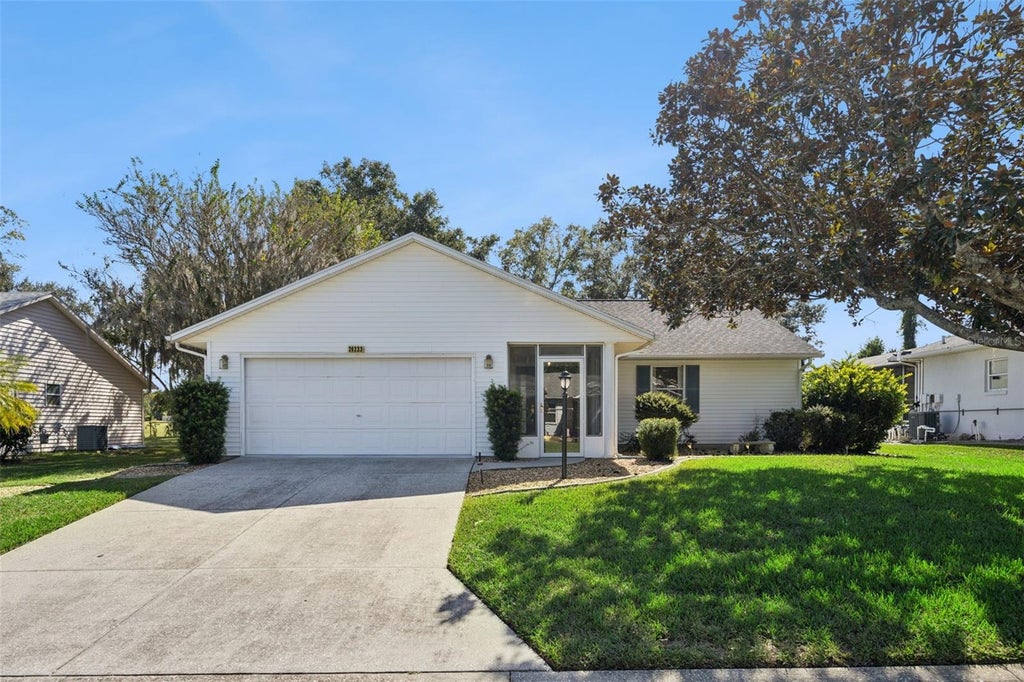 Photo of 26233 Newcombe Circle, Leesburg, FL 34748 (MLS # G5119344)