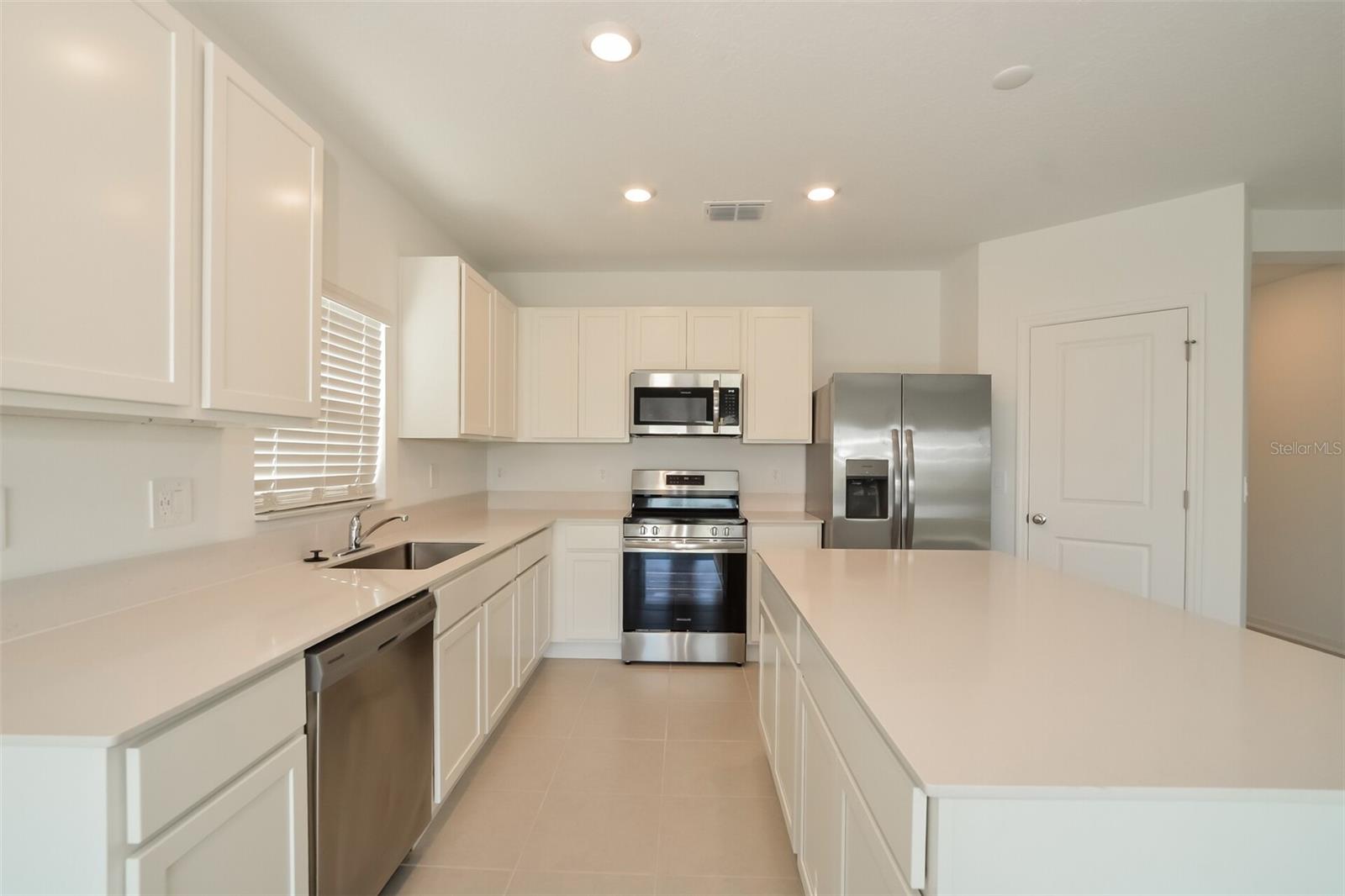 HIDDEN RIDGE AT ESTATES - Residential Lease