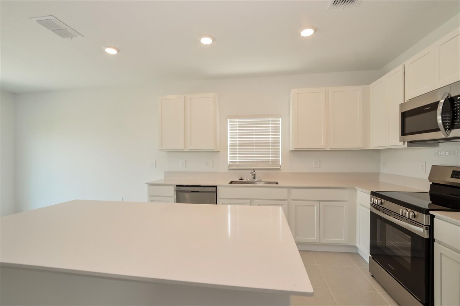 HIDDEN RIDGE AT ESTATES - Residential Lease