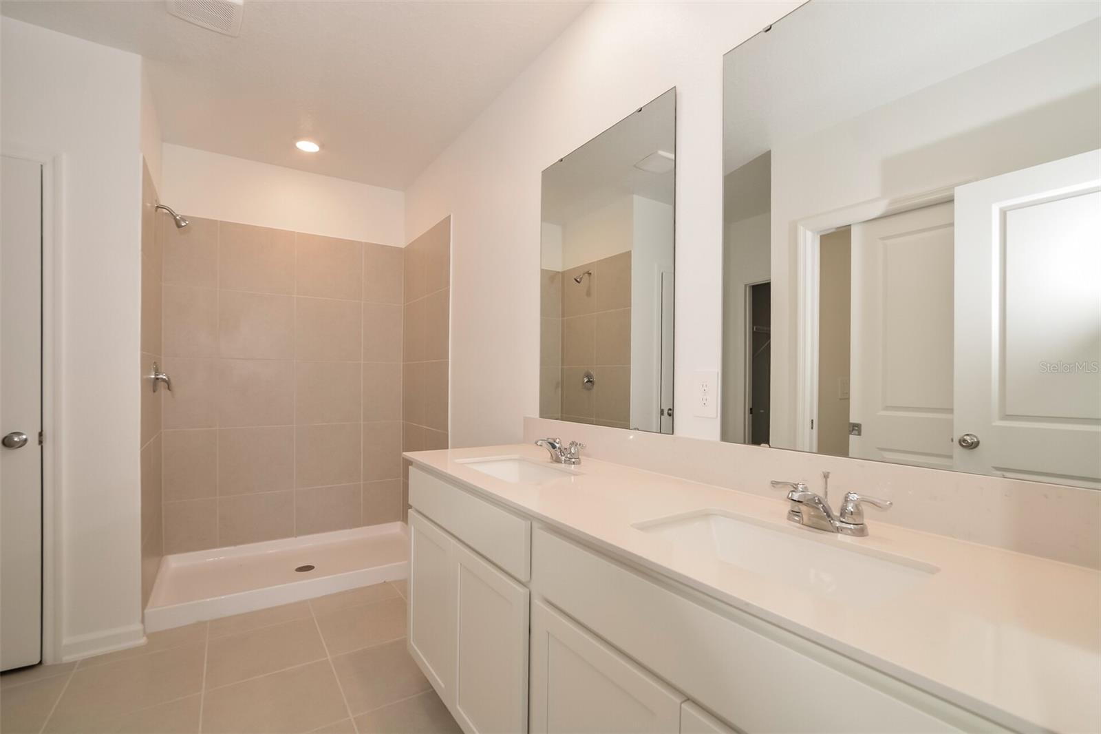 HIDDEN RIDGE AT ESTATES - Residential Lease