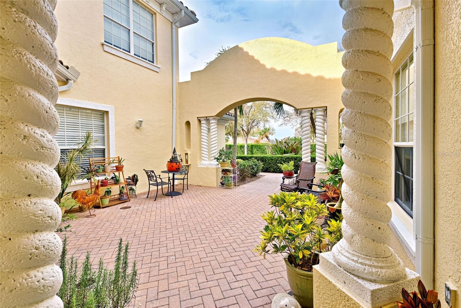 1704 TRIANO CIRCLE 1704
