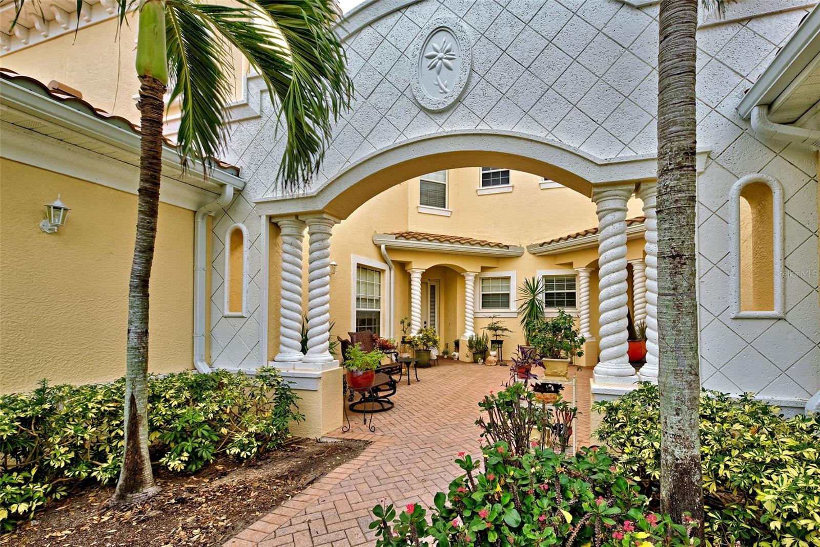 1704 TRIANO CIRCLE 1704
