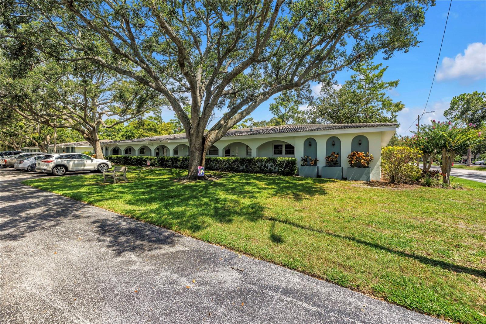 TWIN OAKS APTS - Residential
