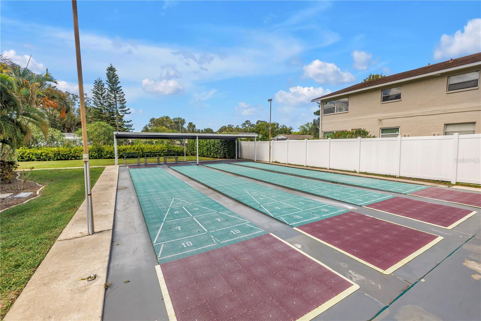 TWIN OAKS APTS - Residential