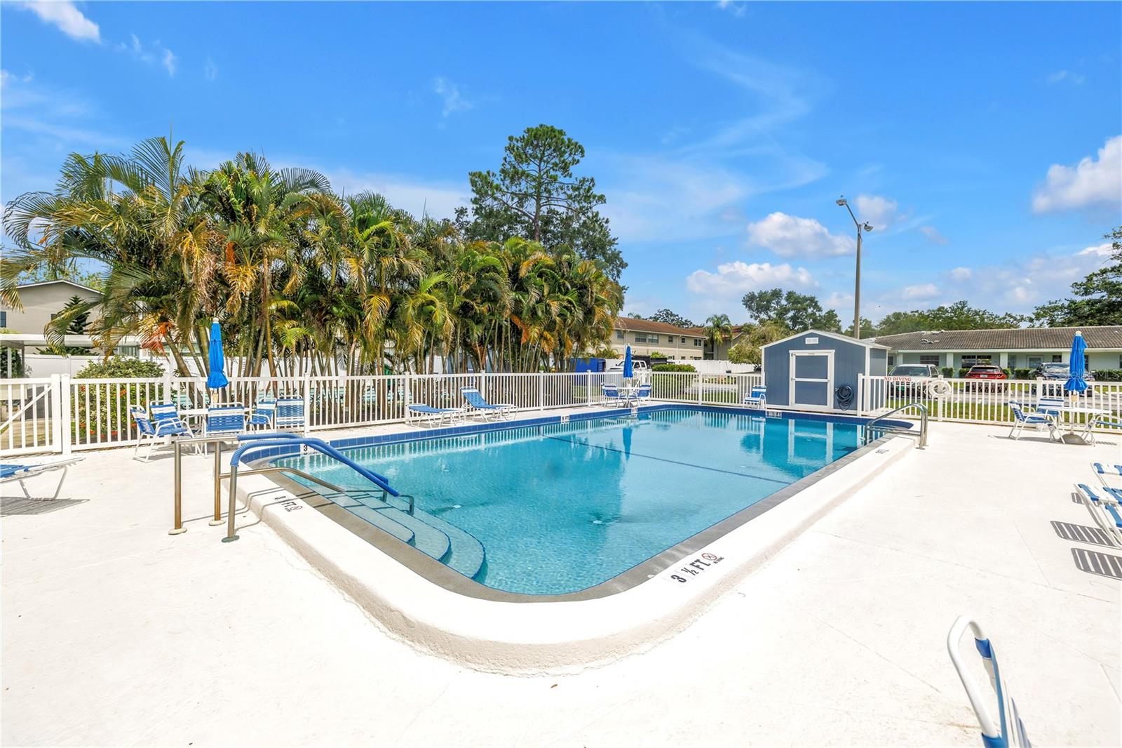 TWIN OAKS APTS - Residential