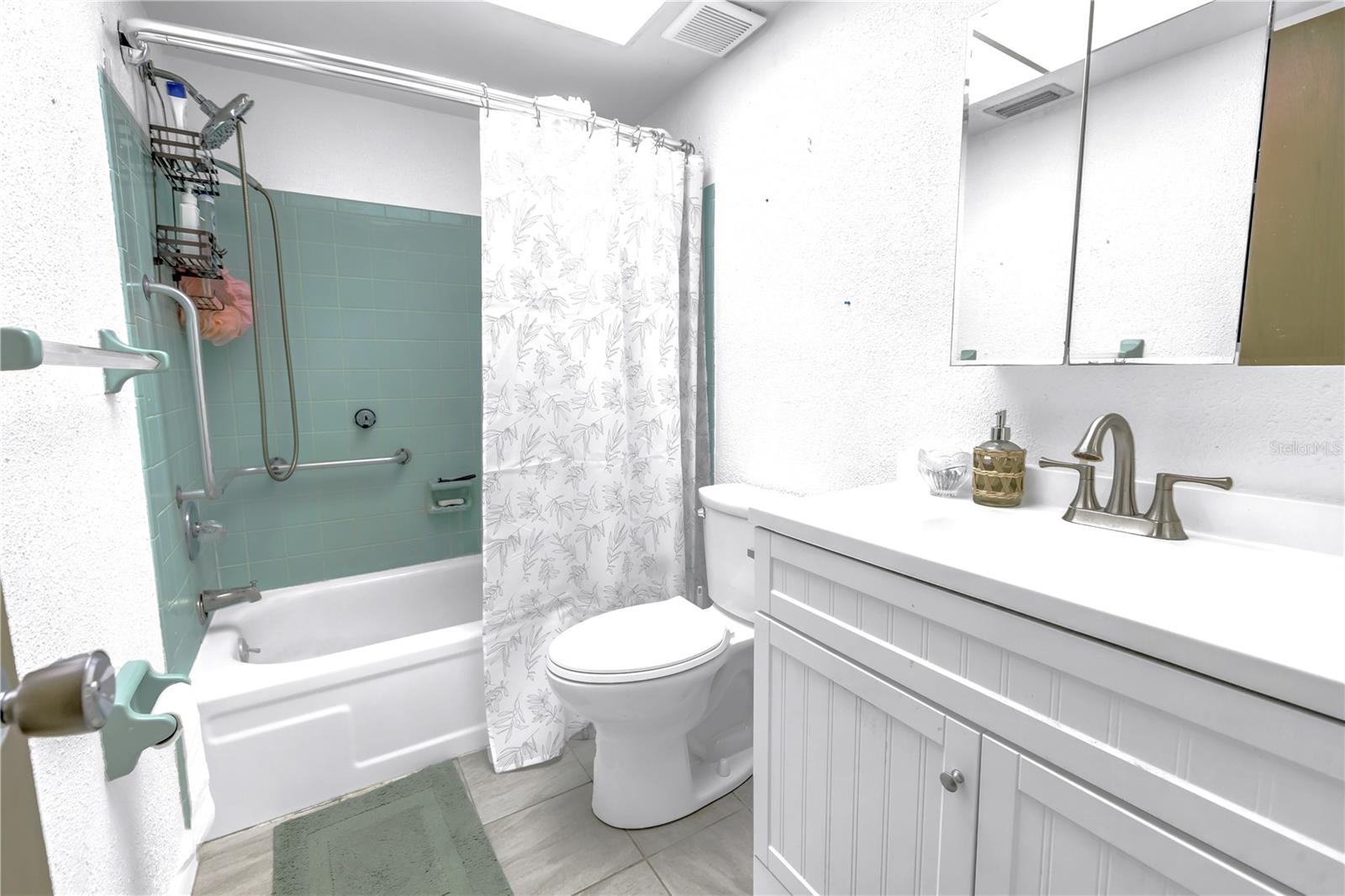 TWIN OAKS APTS - Residential