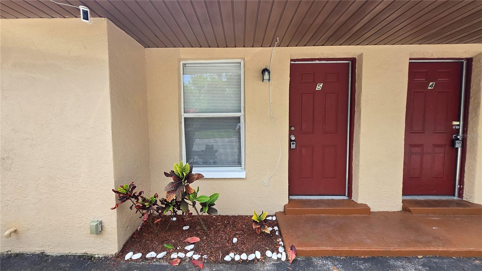 Available for immediate occupancy! This end unit features 1 bedroom, 1 bathroom with tile flooring throughout and freshly painted interior. The kitchen boasts granite countertops and black appliances. Great location, close proximity to major highways making it an easy commute to Downtown Tampa and Tampa International Airport. Only 2.5 miles to USF. $50/month water/sewer fee. Application Required $75/applicant 18 years or older. Lease admin of $150 due at move-in. Minimum qualifications include 600 or better credit score, verifiable gross monthly income of 3x the amount of monthly rent, no evictions or landlord tenant collections. Pets accepted on a case by case basis owner must approve, Pet Screening required. $30 monthly pet fee for approved pets.