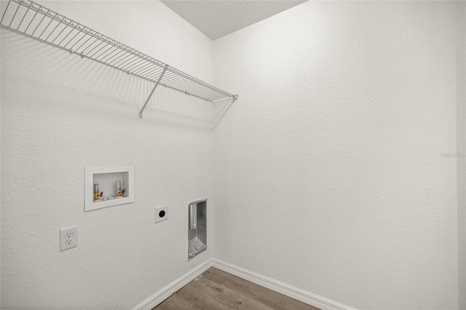 RAINBOW LAKES ESTATE - Residential