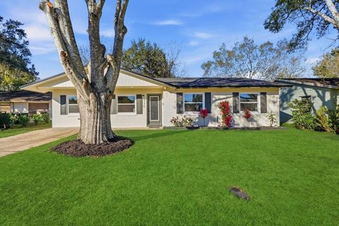 Photo of 330 Montana Avenue, Saint Cloud, FL 34769 (MLS # O6374469)