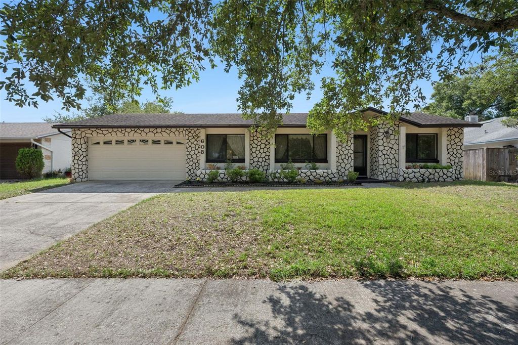 Photo of 608 Wavecrest Drive, Orlando, FL 32807 (MLS # O6402931)