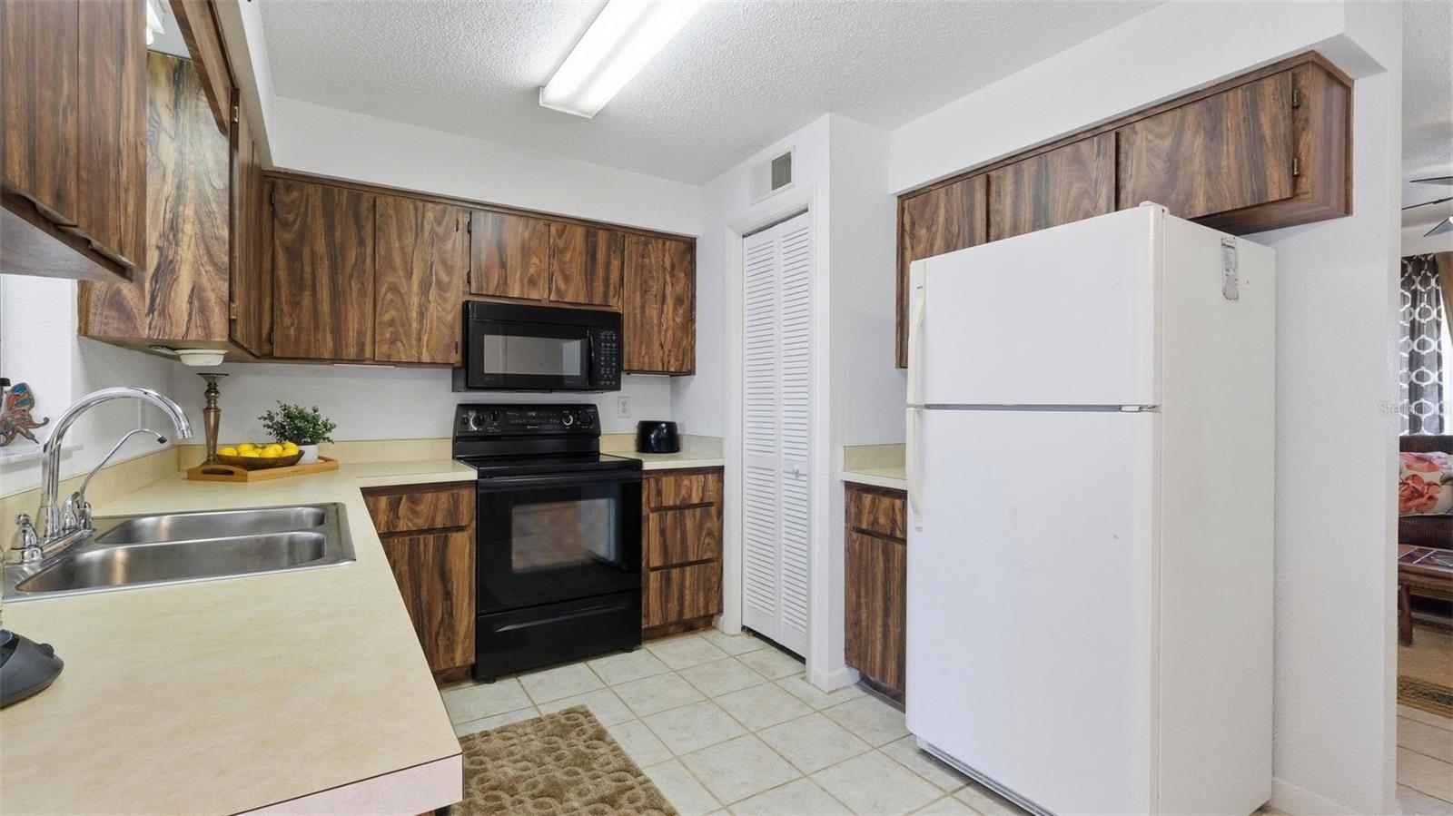 7115 LEXINGTON CIRCLE
