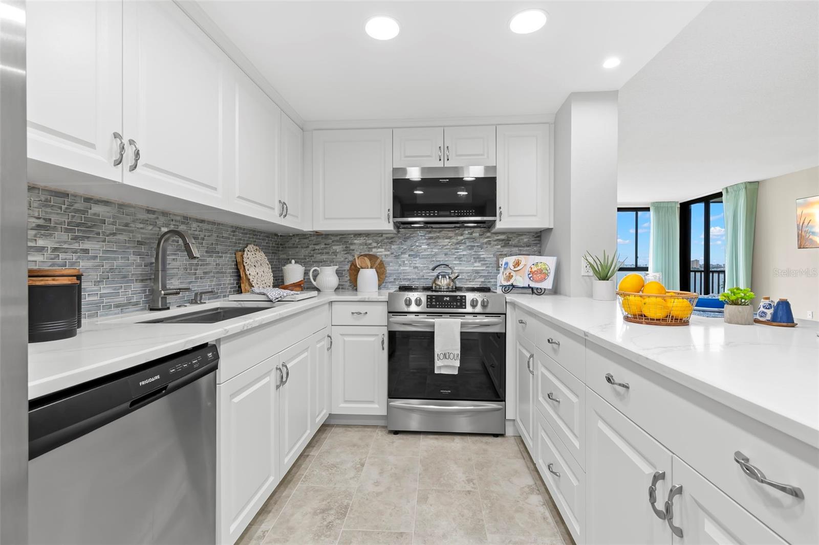 7100 SUNSHINE SKYWAY LANE S 704