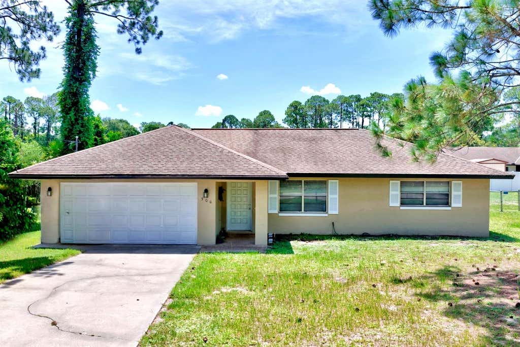 Photo of 306 Lark Terrace, Sebring, FL 33872 (MLS # C7529190)