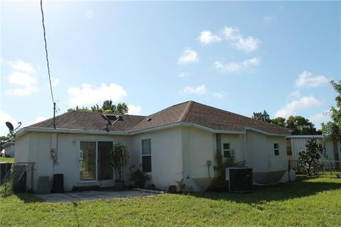 A home in LAKE WALES