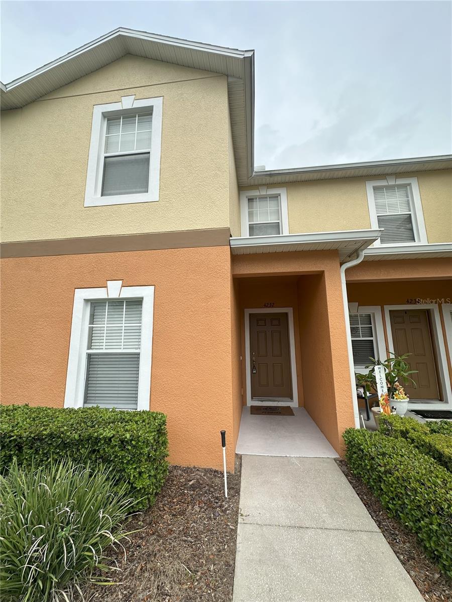 Beautifully maintained 3-bedroom, 2.5-bath two-story townhouse located in the desirable gated community of Autumnwood Oaks. Perfectly situated across from PSC/USF Community College, this home offers convenience and comfort with access to a sparkling community pool and playground.