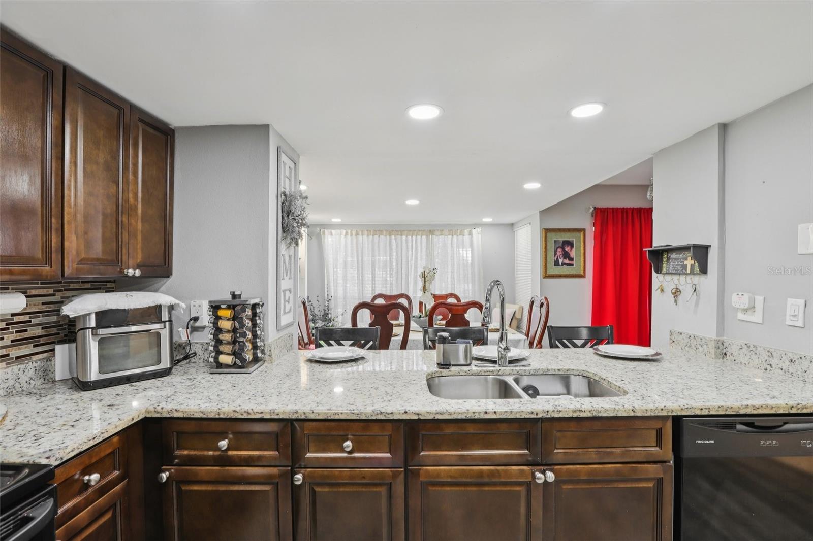 RIVER OAKS CONDO I - Residential