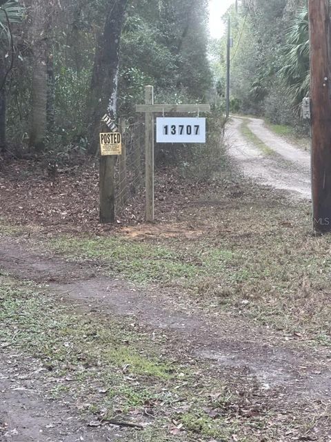 A home in HAWTHORNE