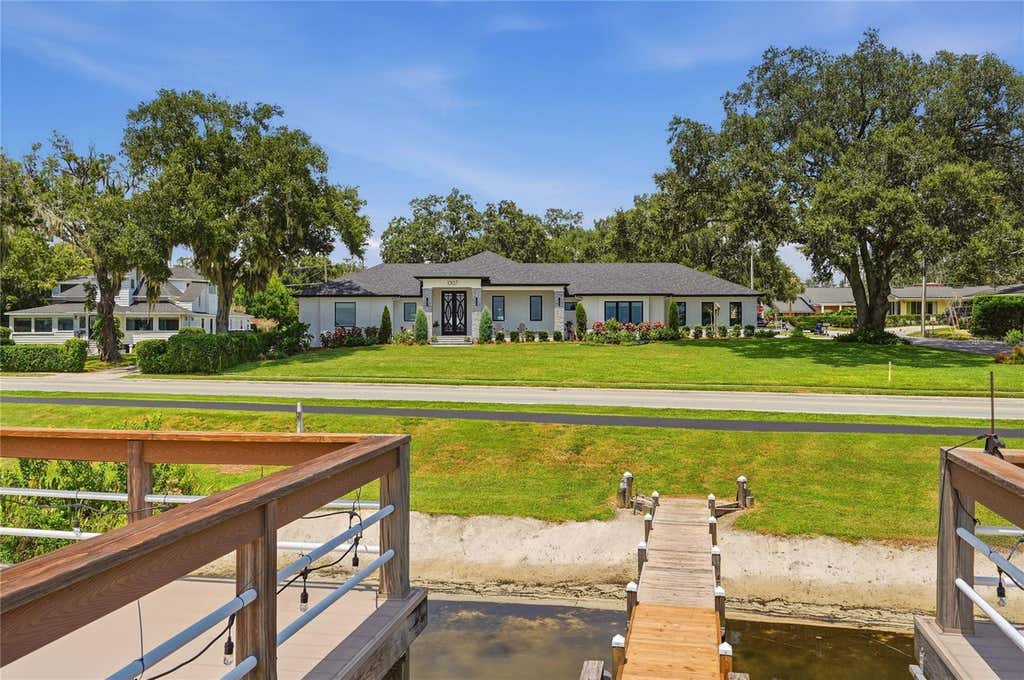 Photo of 1307 N Lake Howard Drive, Winter Haven, FL 33881 (MLS # L4964325)