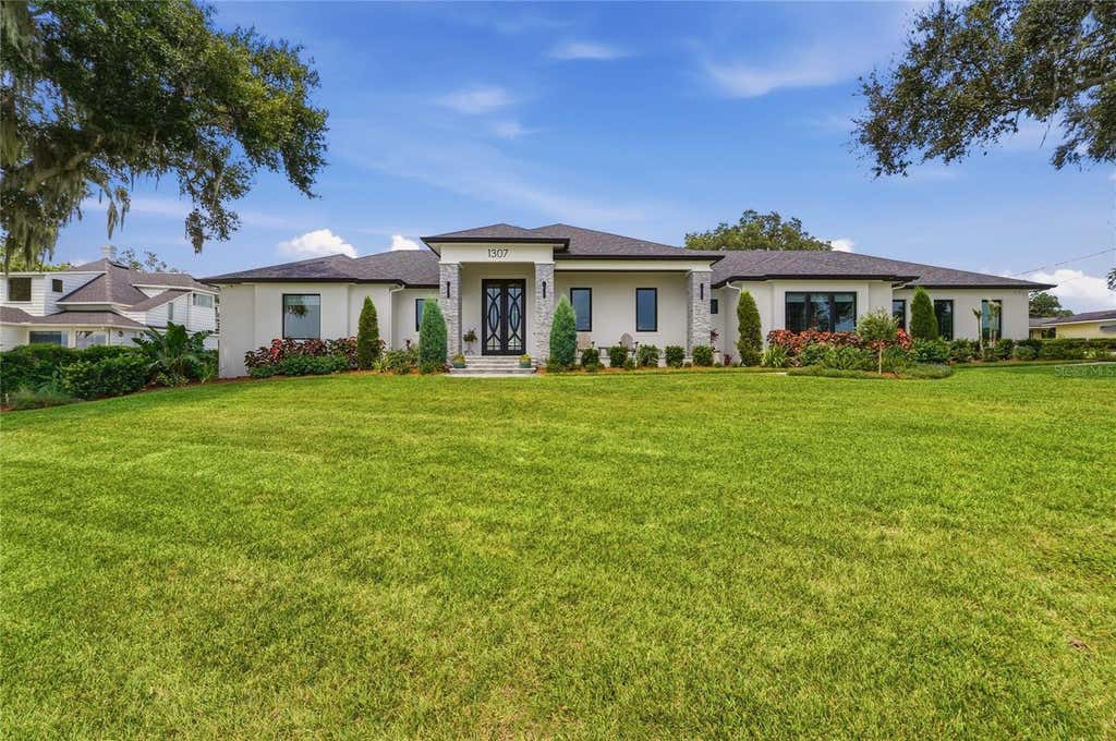 Photo of 1307 N Lake Howard Drive, Winter Haven, FL 33881 (MLS # L4964325)