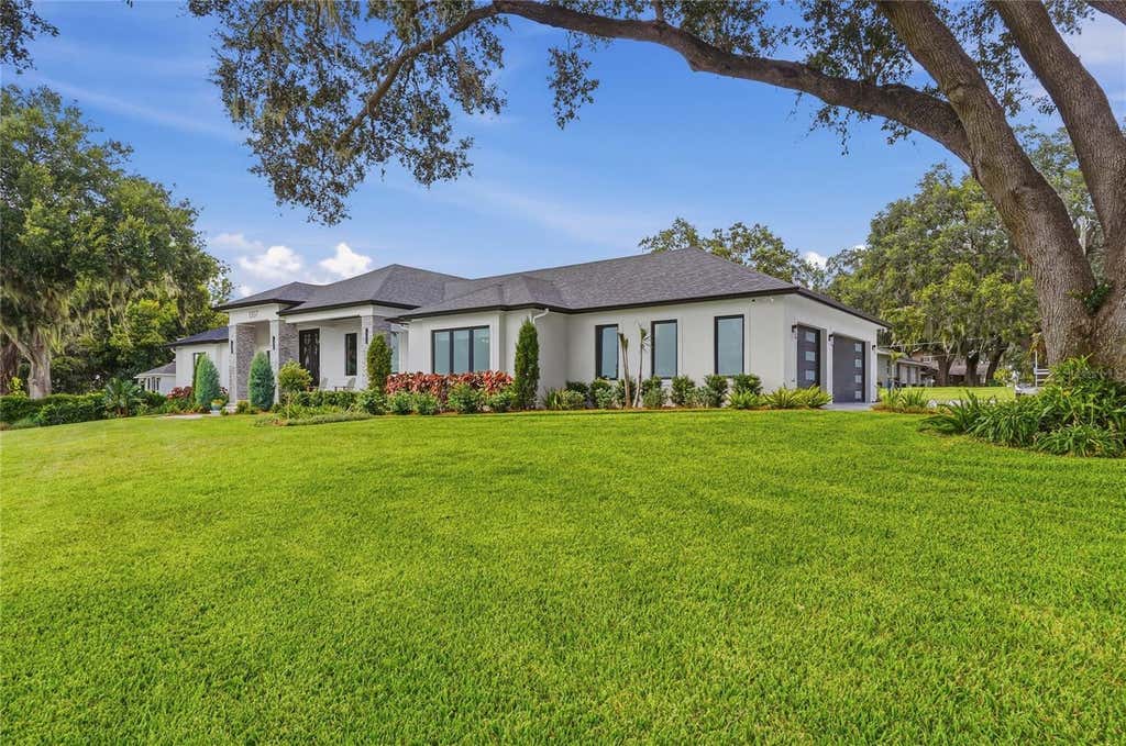 Photo of 1307 N Lake Howard Drive, Winter Haven, FL 33881 (MLS # L4964325)
