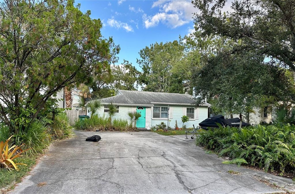 Photo of 3620 W Royal Palm Circle, Tampa, FL 33629 (MLS # TB8439273)