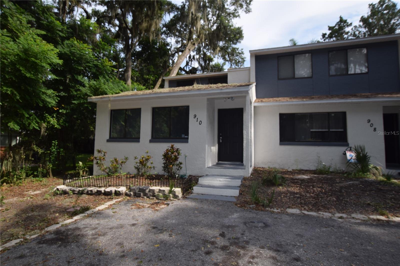 Spacious and remodled 2 bedroom, 2 bath townhouse