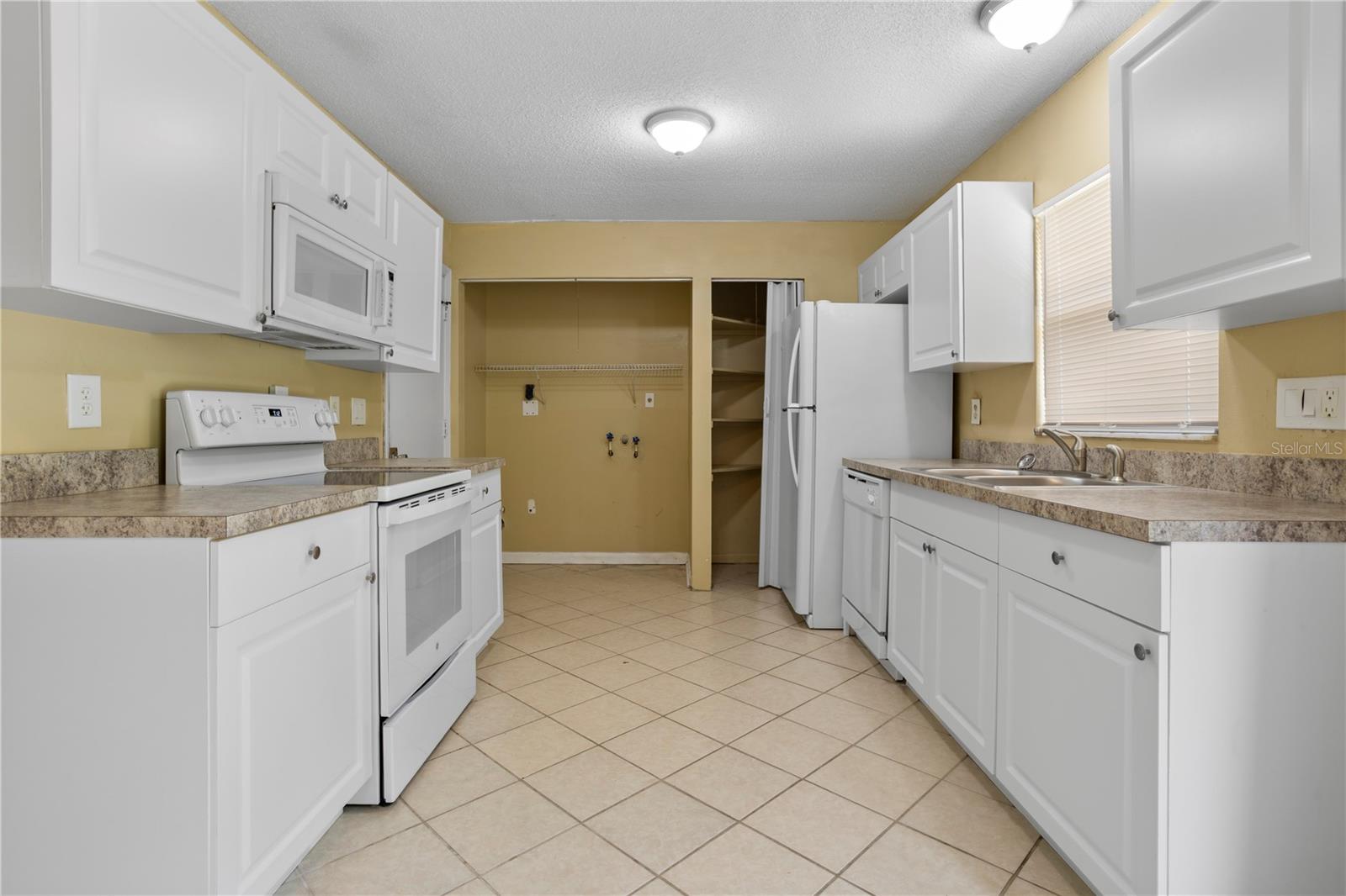 PALM LAKES ESTATES - Residential Income