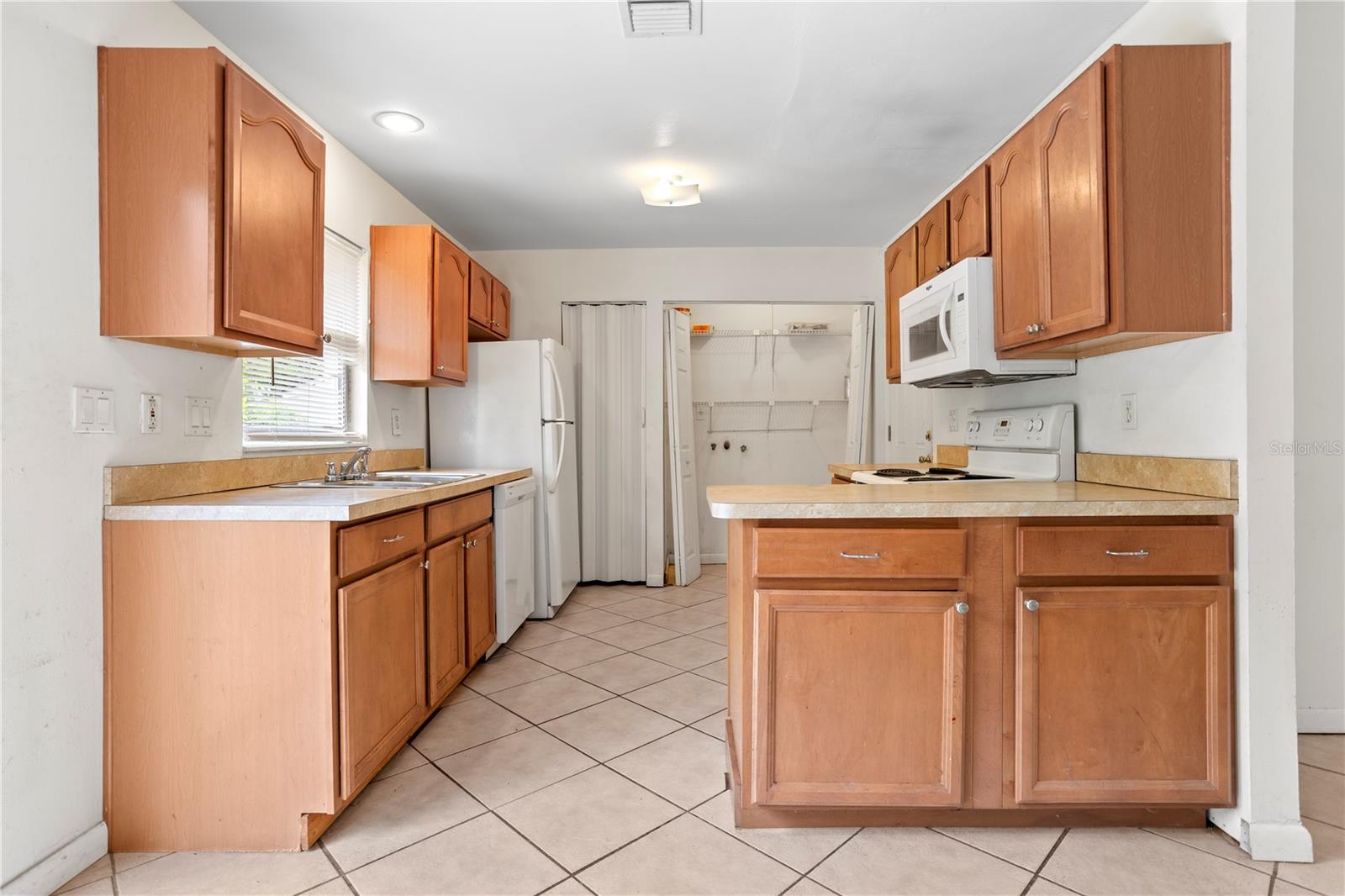 PALM LAKES ESTATES - Residential Income