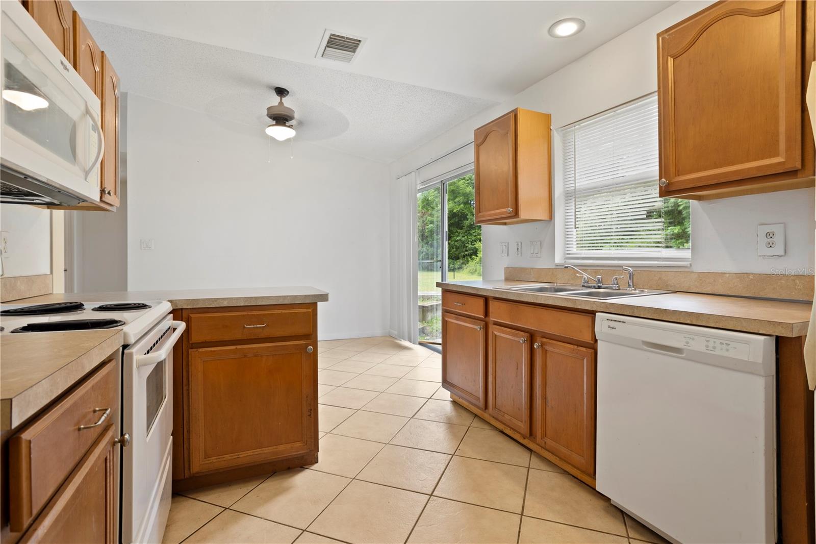 PALM LAKES ESTATES - Residential Income